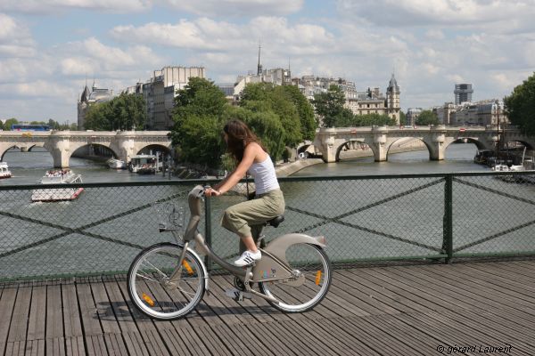 Cycling along the Pont Des Arts: the idyllic image that won my heart